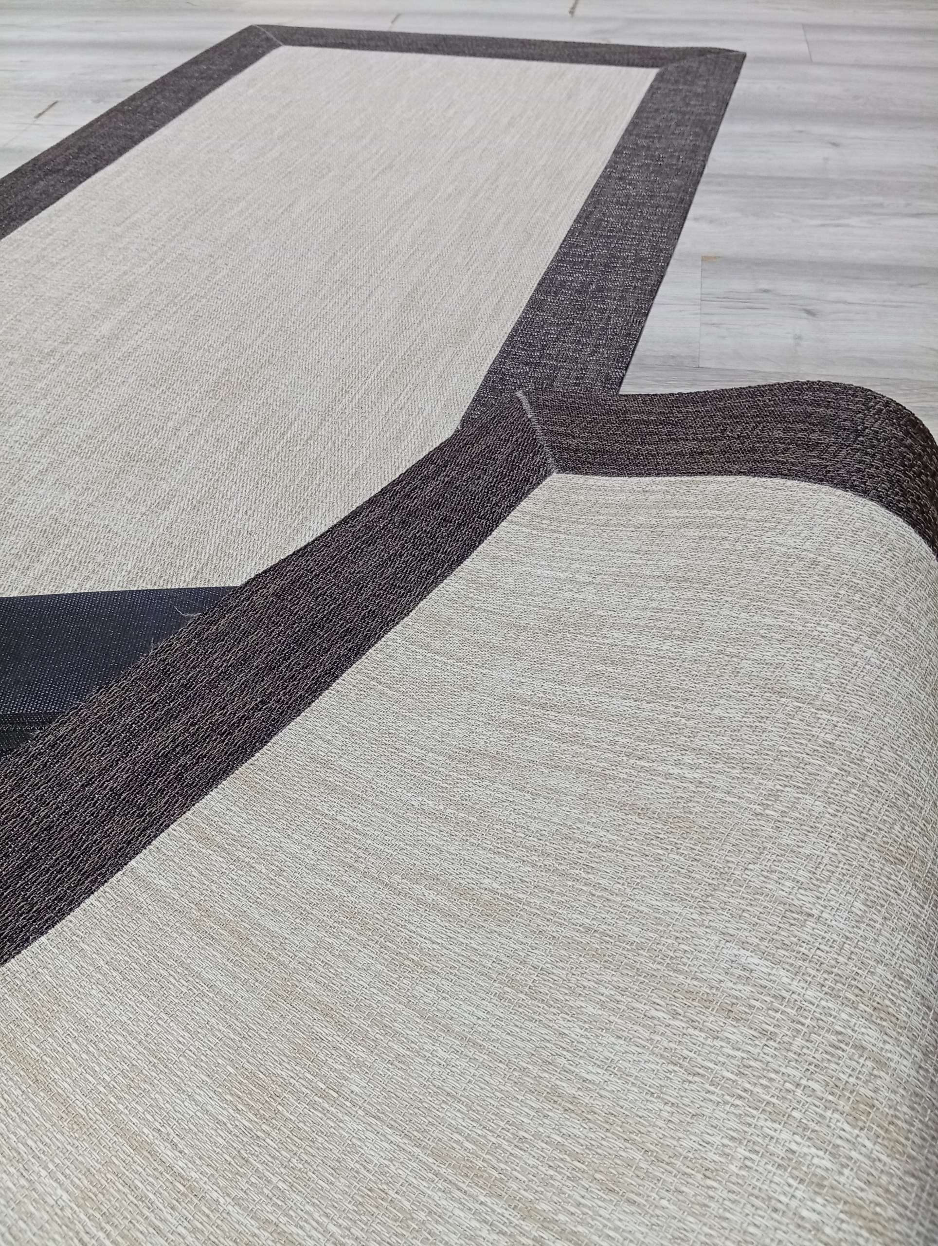 Alfombras estándar Vinílica Teplon Premium Una Cenefa– Arena /Ebano - Imagen 4